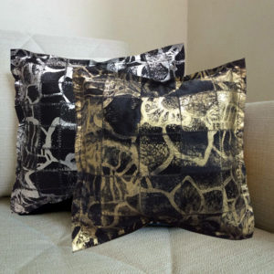 Camelia negro con dorado